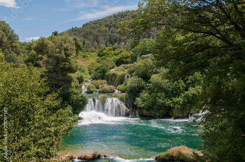 O Parque Nacional de Krka situa-se na Cro  cia e    muito conhecido pelas suas sete cascatas