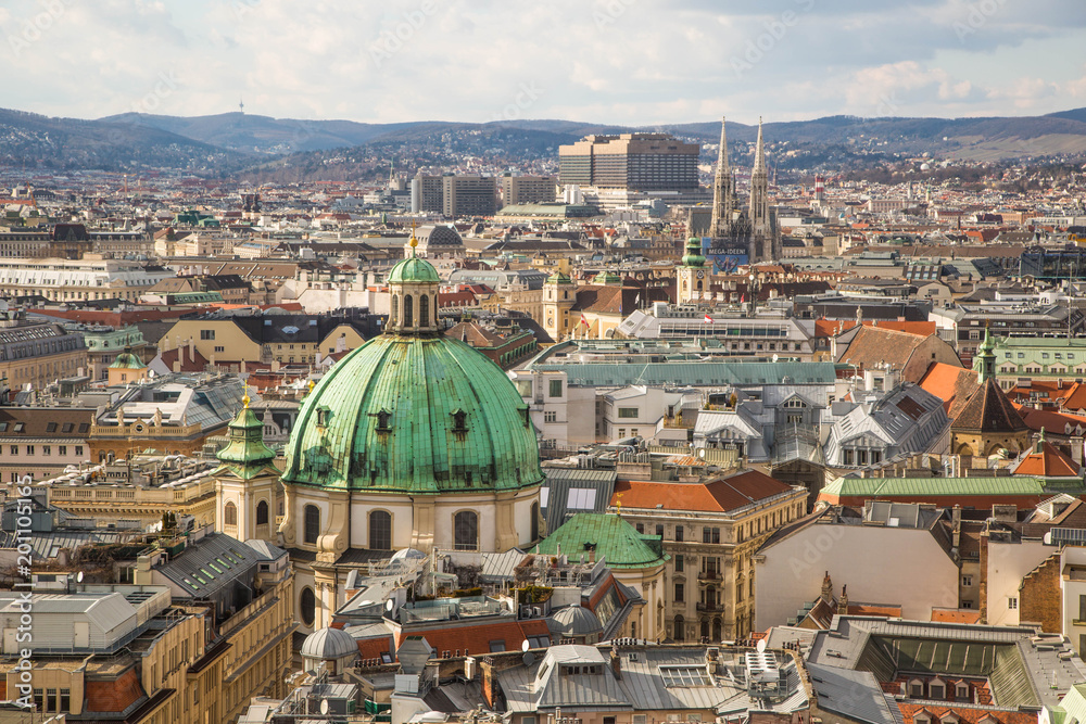 Stephansdom Wien mit Mosaik am Dach und Aussicht