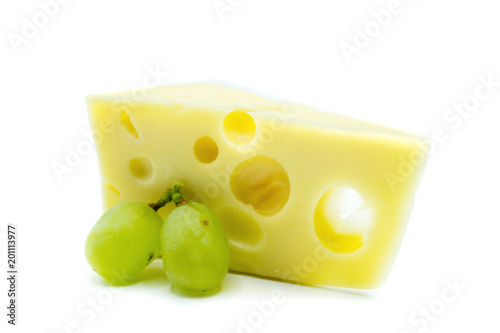 Käse Emmentaler Stück isoliert freigestellt auf weißen Hintergrund, Freisteller