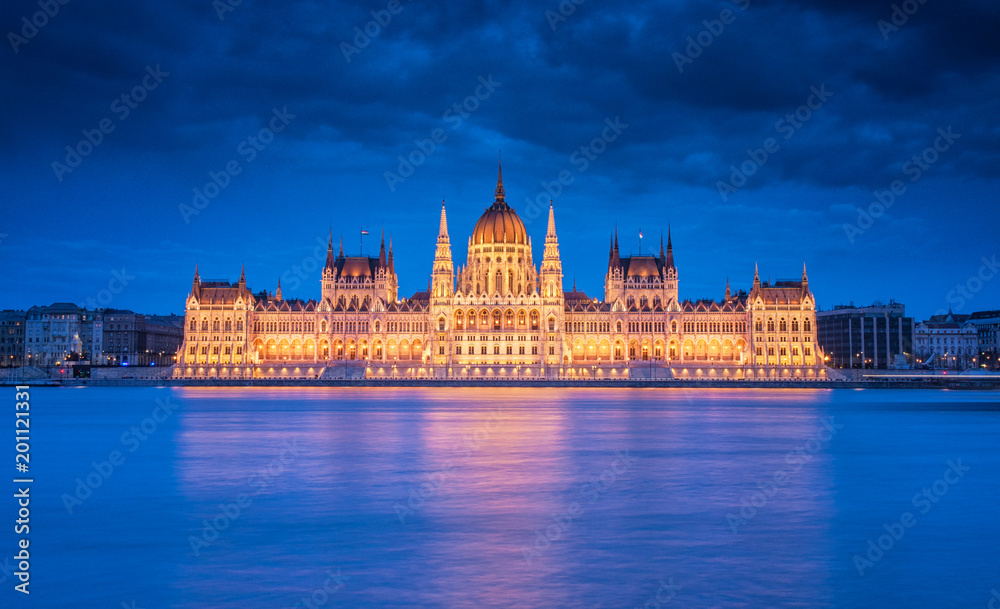Fototapeta premium Famous Hungarian Parliament in dusk