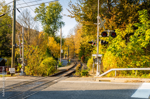 Obraz na plátně Railroad Crossing and Colourful Autumn Trees in the Countryside of Connecticut o