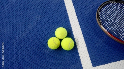 Tennisschläger mit Tennisbällen auf einem Indoor Tennisplatz © pattilabelle