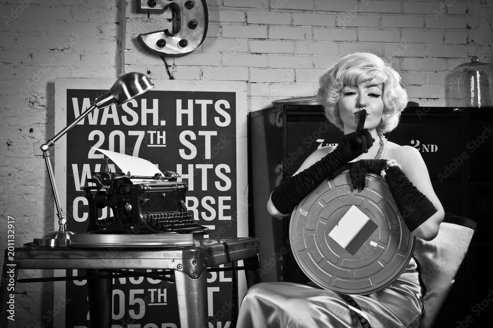 Fototapeta premium Aktorka w stylu hollywoodzkich filmów retro