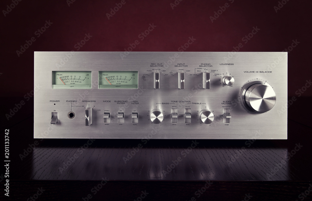 Fototapeta premium Przedni panel wzmacniacza stereo w stylu vintage z miernikami VU