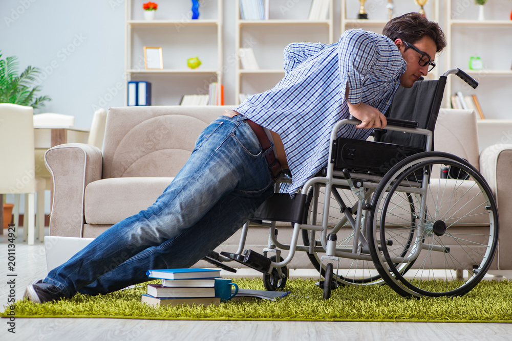 Obraz premium Young student studying at home