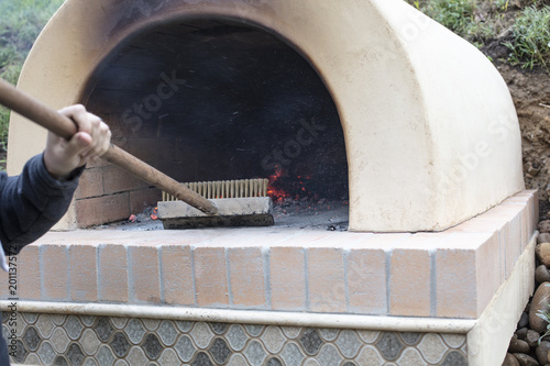 Fire preperation for pizza baking in an outdoor oven