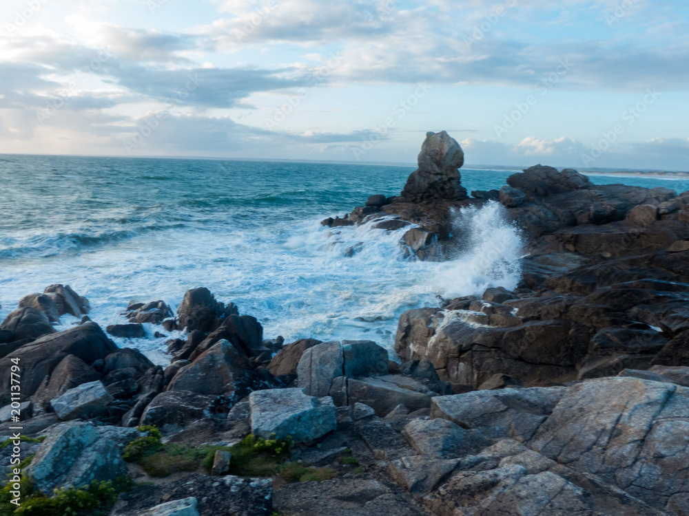 rochers battus par les vagues