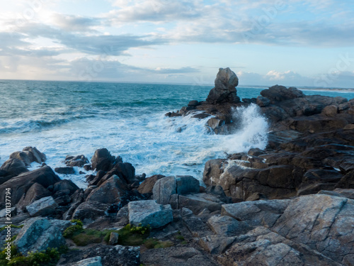 rochers battus par les vagues © antoine serio