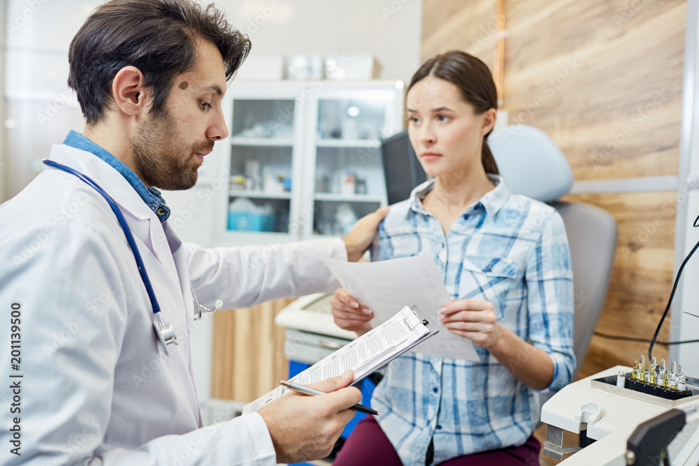 Obraz premium Doctor explaining to his patient the methods of treatment