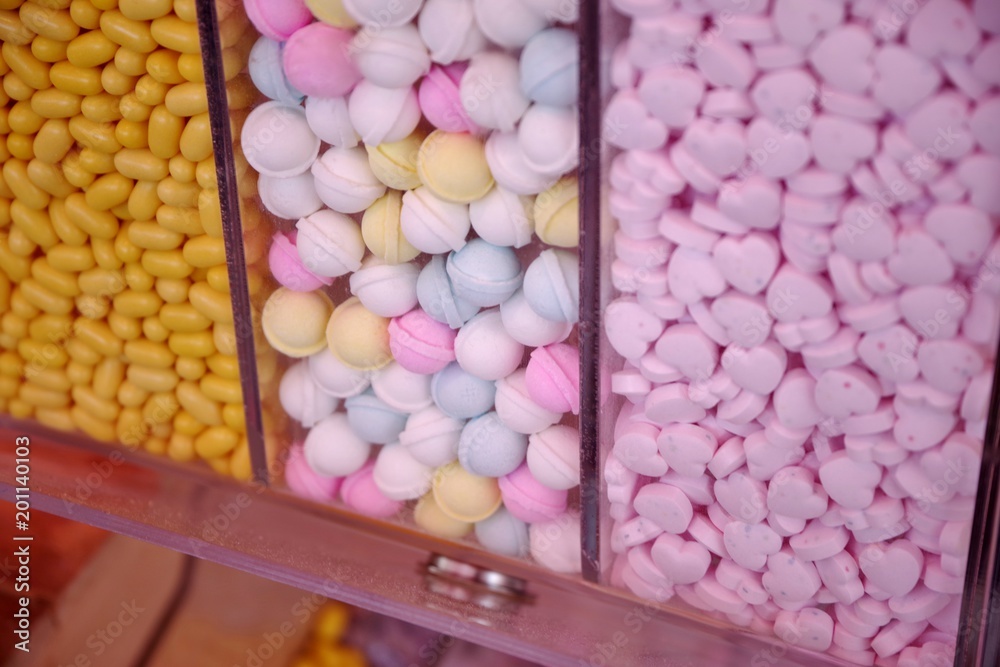 店で売られるカラフルなお菓子 店で売られるカラフルなお菓子