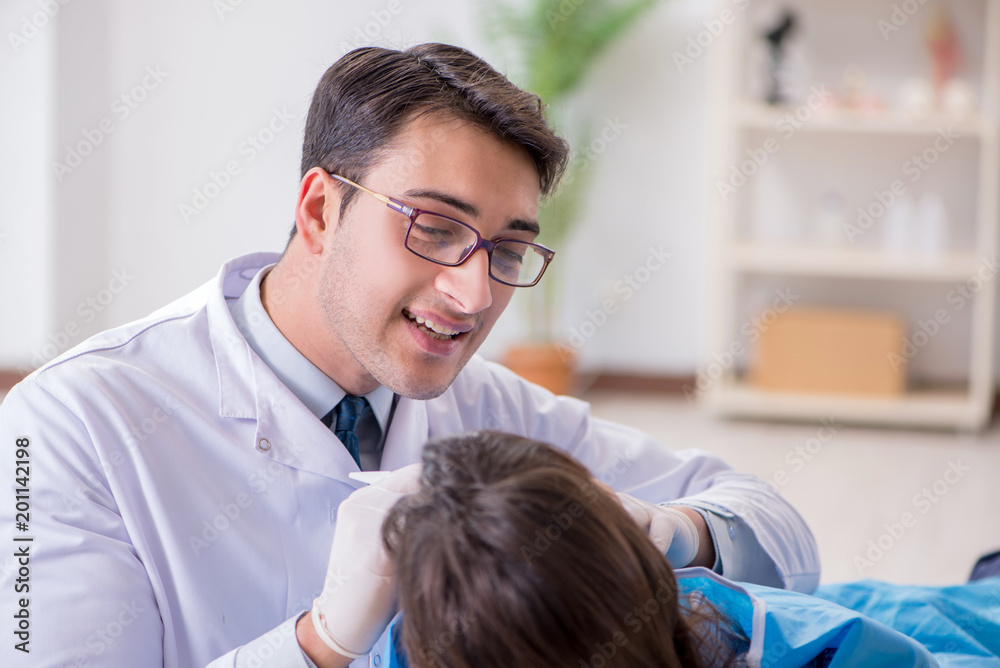 Obraz premium Patient visiting dentist for regular check-up and filling