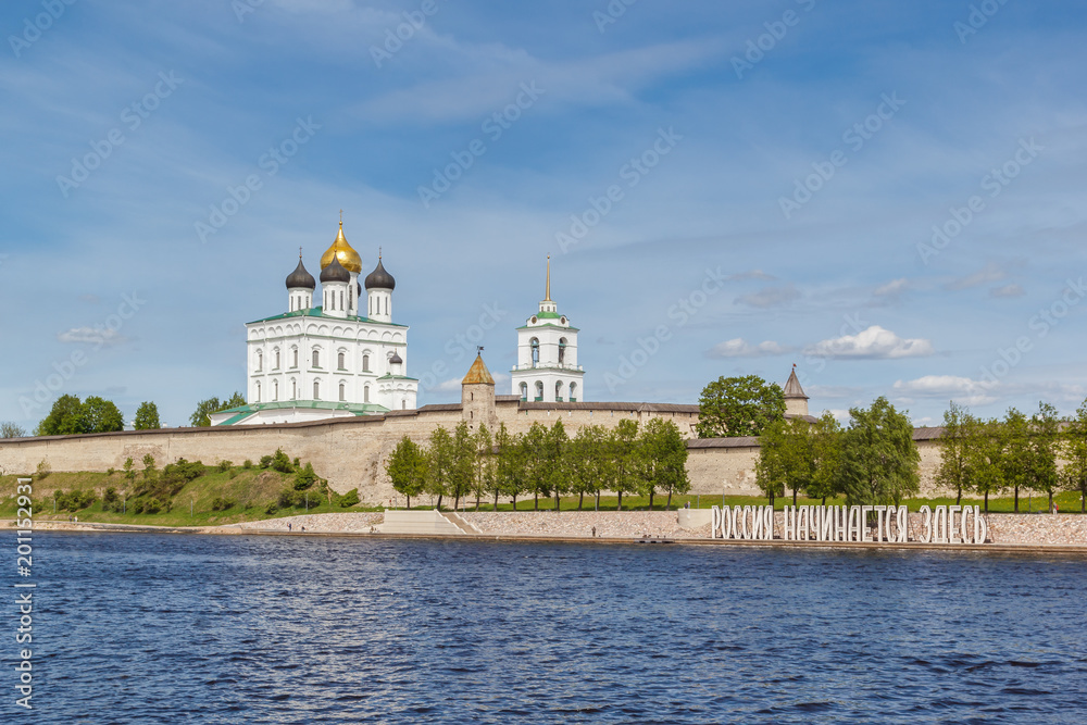 Fototapeta premium Trinity Cathedral on the bank of the Great River in Pskov