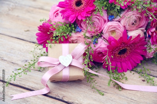 Blumenstrauß mit Geschenk -...