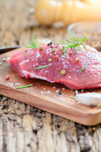 prepare fresh beef with salt garlic for beef steak