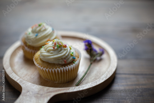 cupcakes on wooden table