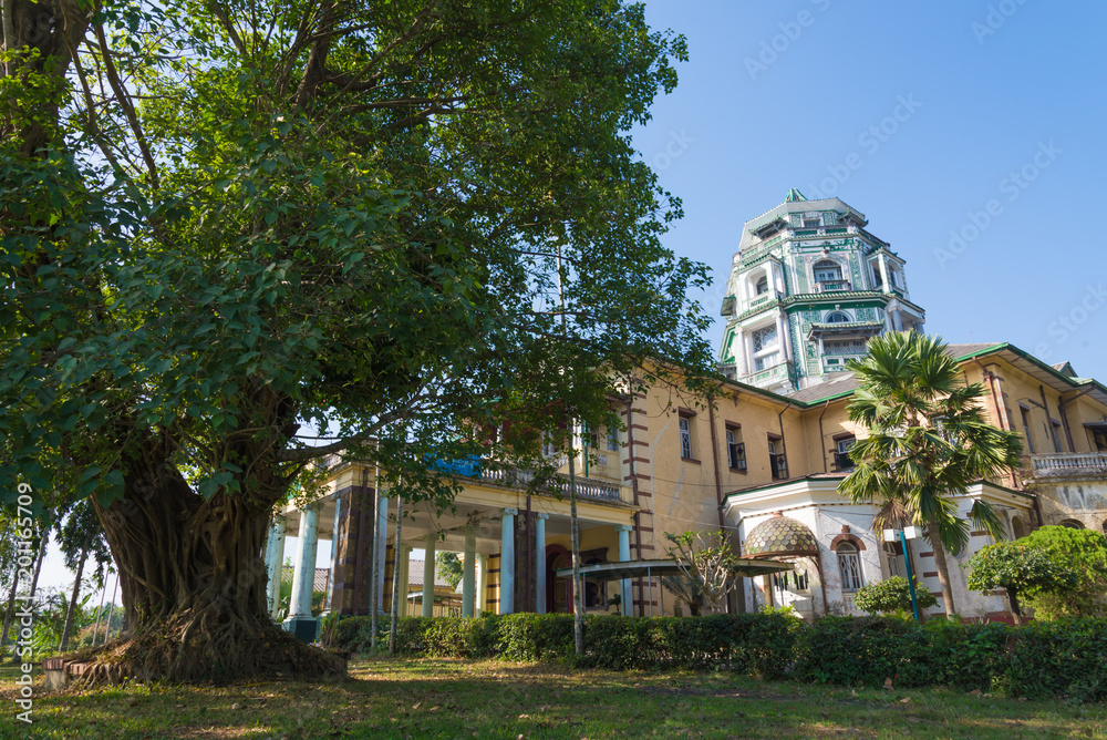 Fototapeta premium YANGON, MYANMAR - JAN 11, 2015 : Yangon old building architecture in Chinatown, Yangon, Myanmar