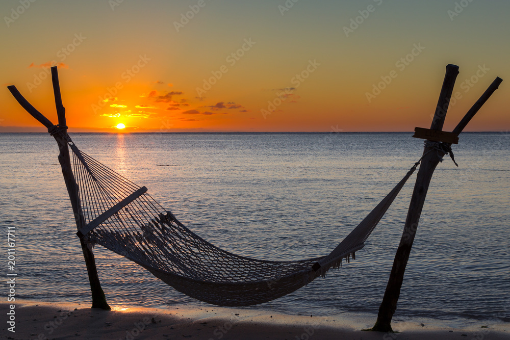 Hängematte am Strand vor dem Sonnenuntergang in Le Morne, Mauritius,  Afrika. Photos | Adobe Stock