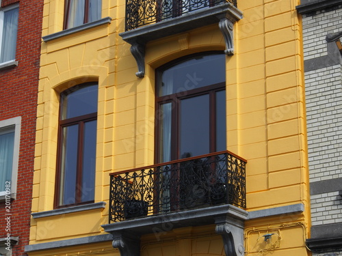 Frisch renovierte Altbau-Fassade, gelb