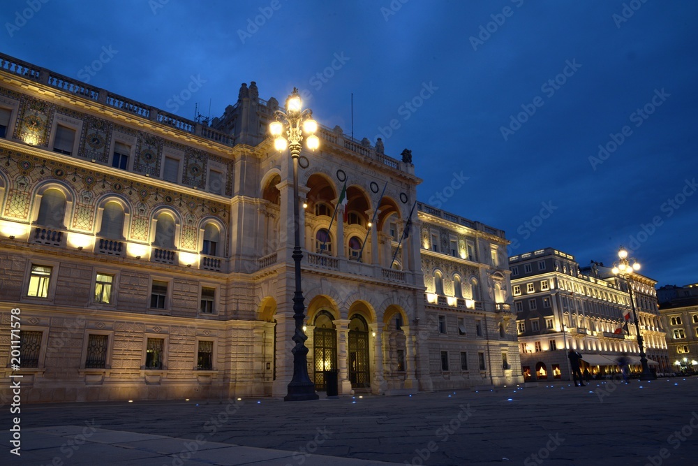 Palais du gouvernement de nuit à Trieste 