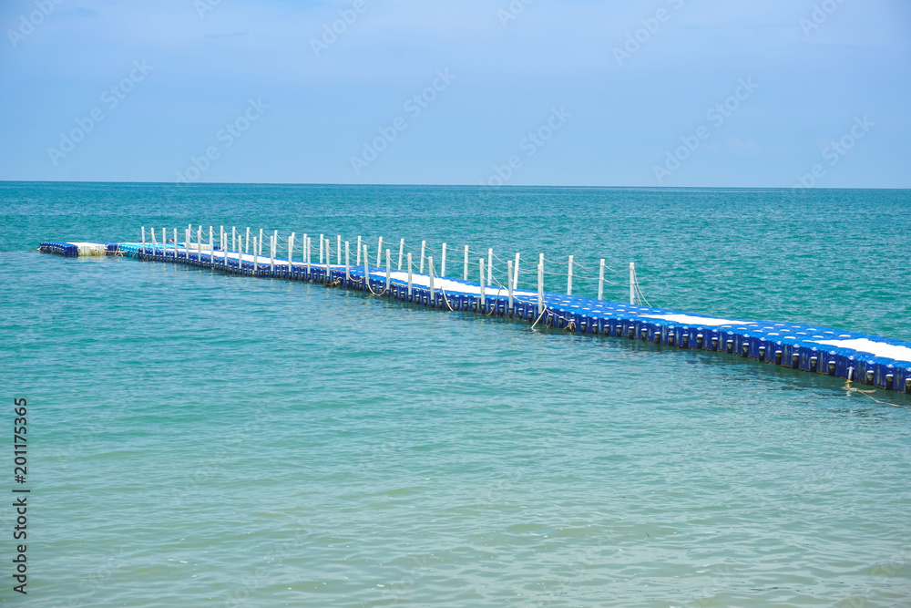 Plastikbrücke auf dem Meer - plastik floating board