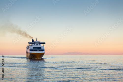 Stampa su tela Ferry en Méditerranée au petit matin