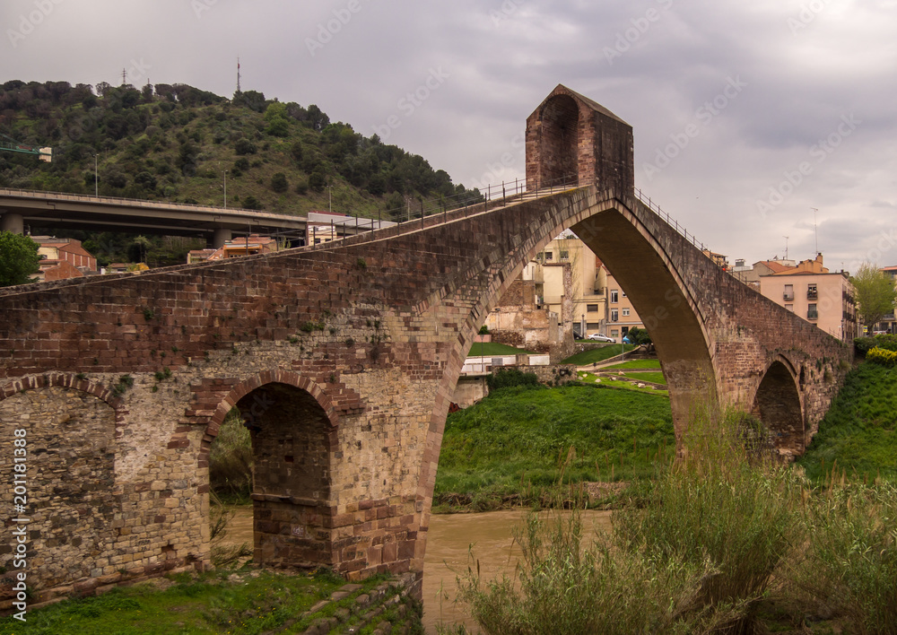 Images and details of the Devil's Bridge in Martorell