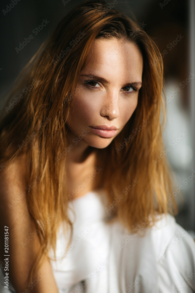 Naklejka premium Beautiful girl in bed with a blanket in her hands