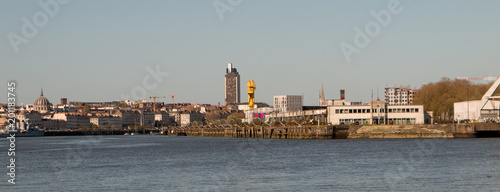 Photo panoramique sur les bords de loire de la ville nantes avec la grue jaune et la tour de bretagne 