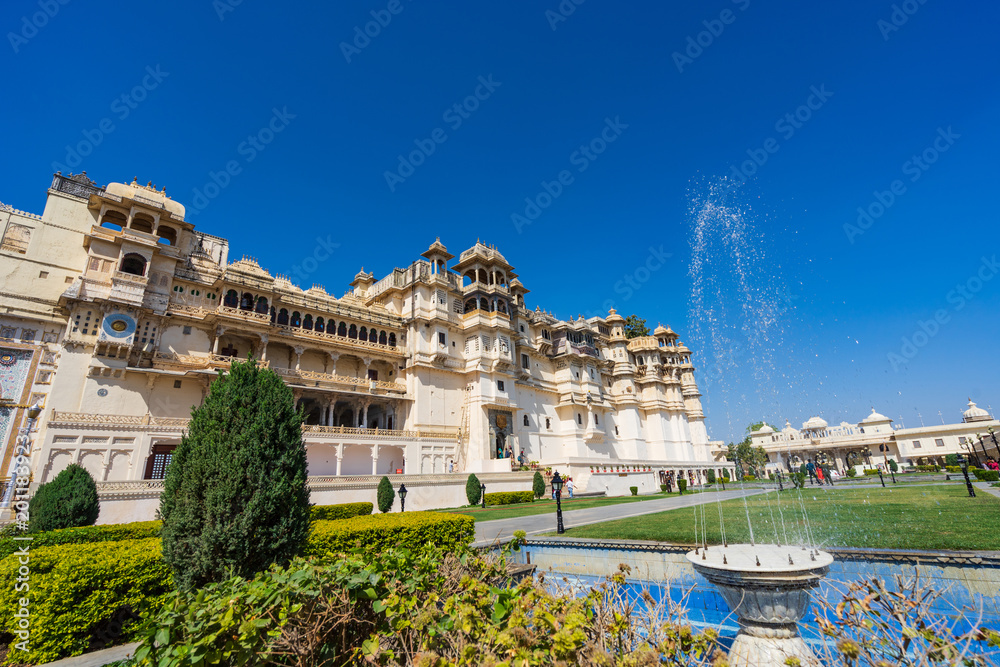 Obraz premium Udaipur city palace in sunny day.