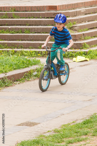Fototapeta Naklejka Na Ścianę i Meble -  Boy learning to ride his bike