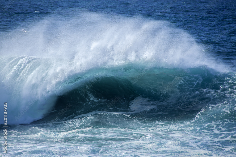 ocean waves breaking