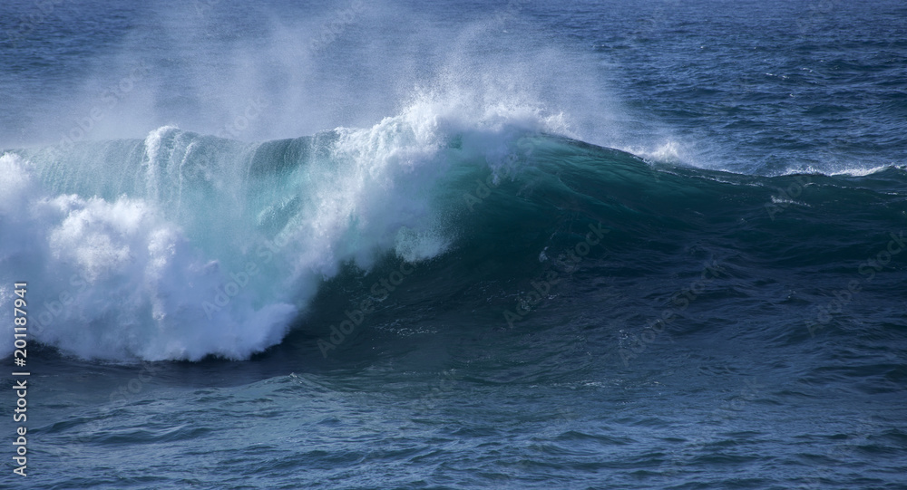 ocean waves breaking