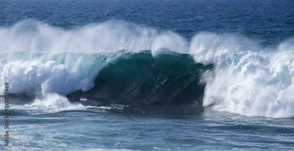 ocean waves breaking