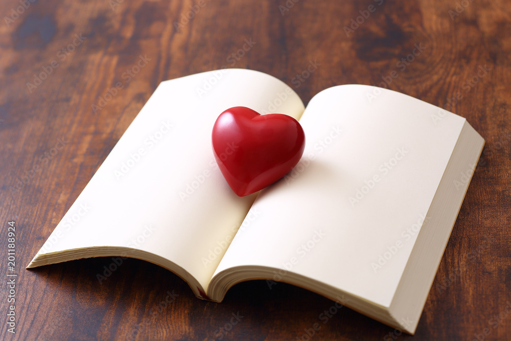 白紙の本の上のハートの置物