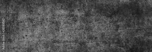 Textur einer fast schwarzen, alten Betonwand in XXL-Größe als Hintergrund, auf die leichtes Licht fällt