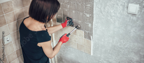 Foto Woman renovation kitchen
