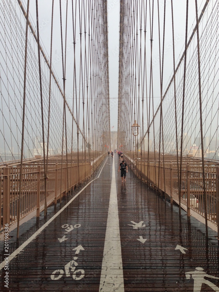Obraz premium Brooklyn Bridge in the Rain