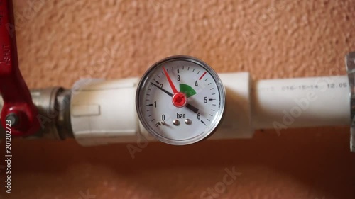 Measuring the change in water pressure by a manometer