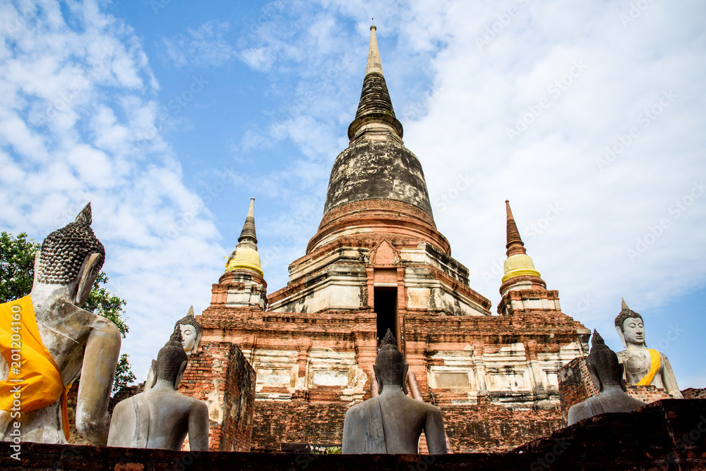 Fototapeta premium Wat Yai Chaiyamongkhon to jeden ze słynnych zabytków w centrum Tajlandii. Jest to również tradycyjna świątynia buddyjska w Phra Nakhon Si Ayutthaya w Tajlandii.