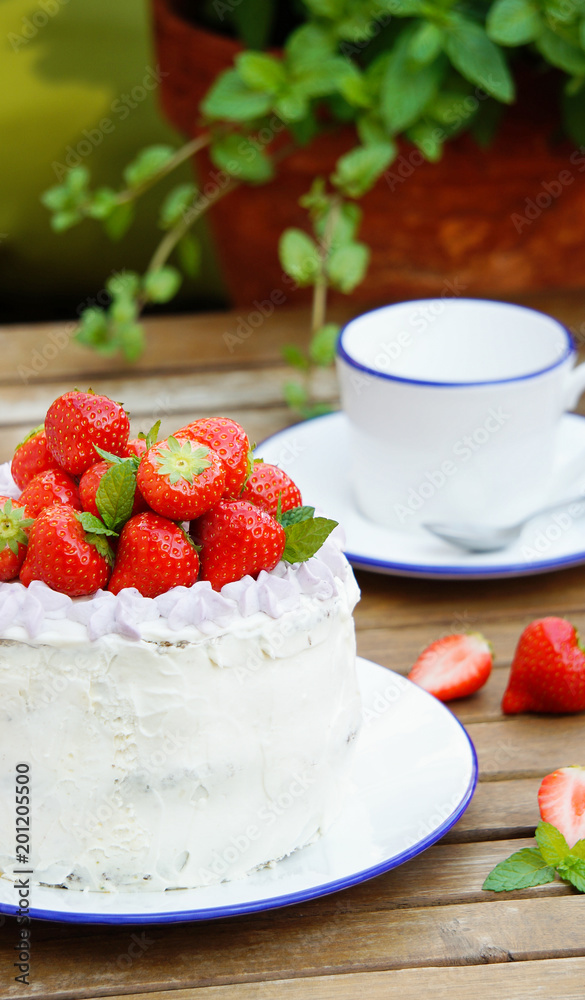 spinach cake with mascarpone cream and strawberry spinach cake with mascarpone cream and strawberry