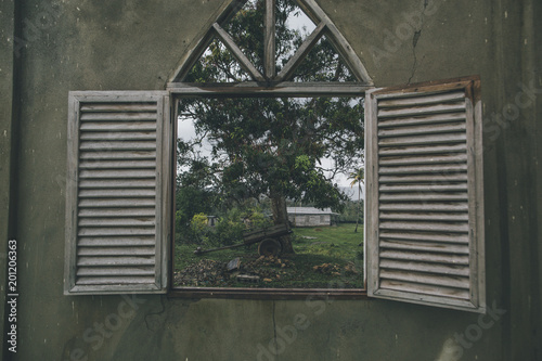 Fototapeta Kuba, okno w ścianie patrzeje w Alejandro De Humboldt park narodowy