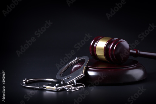 фотографія Wooden judge gavel and police handcuffs
