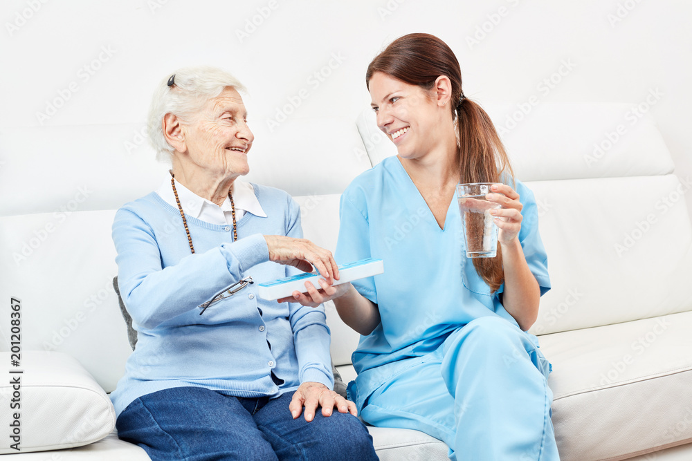 Seniorin erhält ein Medikament von Pflegedienst