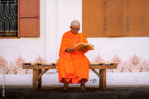Canvas Print Monks in Thailand are reading books