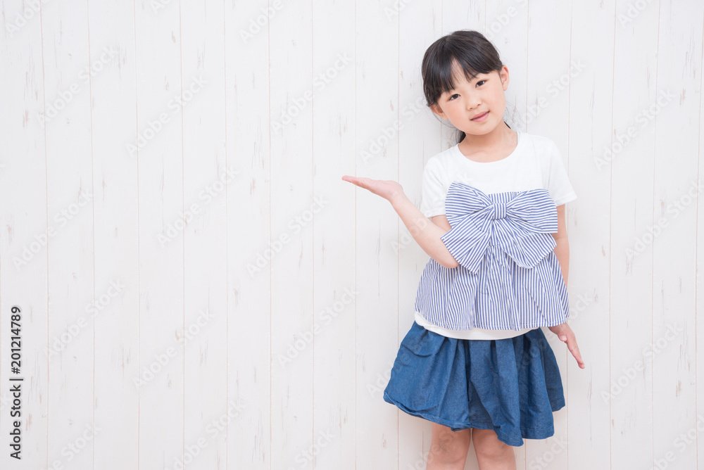 お勧めポーズをする小学生の女の子