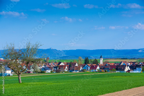 Wolfschlugen mit Sicht auf die Schwäbische Alb