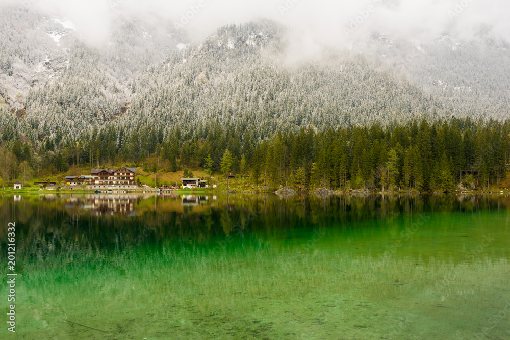 Fototapeta premium Wolken und Schnee in den Bergen am Hintersee in Ramsau bei Berchtesgaden