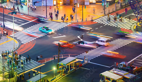 Foto Traffic crosses a busy intersection in Shibuya, Tokyo, Japan
