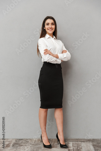 Konstfotografi Full length portrait of caucasian woman with long brown hair in business wear sm