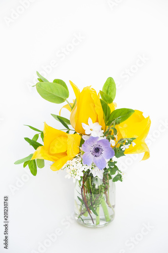 白背景の黄色系花束